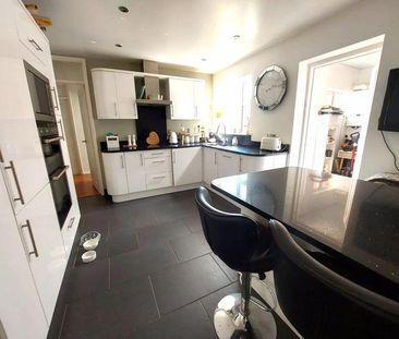 3 bedroom semi-detached bungalow to rent - Photo 3