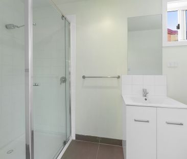 Beautifully renovated House with a renovated rear studio with Bathr... - Photo 3