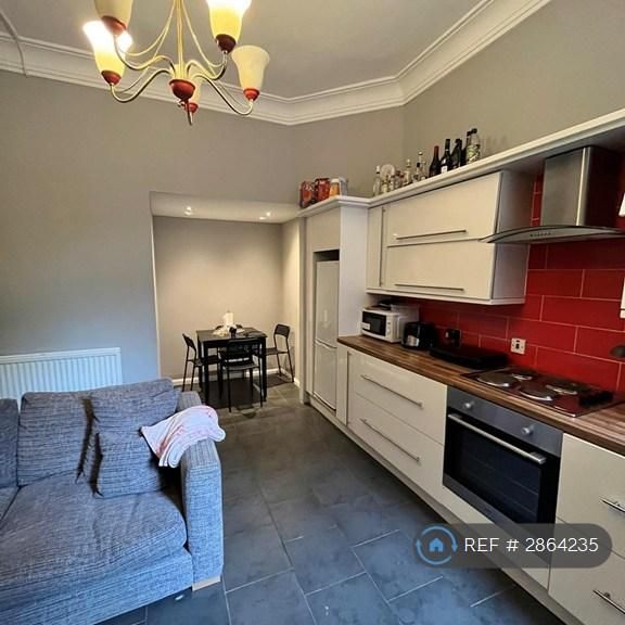 4 bedroom flat to rent - Photo 1