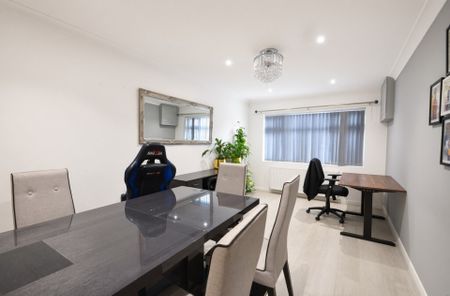 3 bedroom Semi-detached house to rent - Photo 3