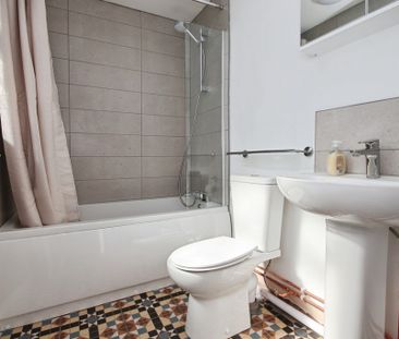 3 bedroom Mid Terraced House to let - Photo 5