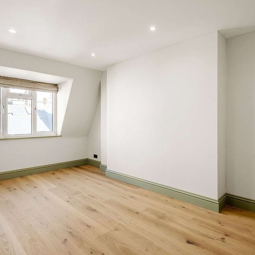 Set on the fourth floor of a popular mansion block on a residential street in Bloomsbury. - Photo 1