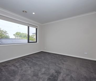 Spacious Family Living Opposite Parklands - Photo 4