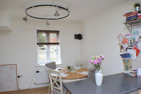 3 bedroom end of terrace house to rent - Photo 2