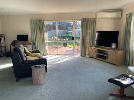 Beautiful 4 bed rooms Family home in Orewa - Photo 3