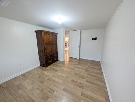 All Inclusive 3 Bedroom Lower unit in Welland! - Photo 4