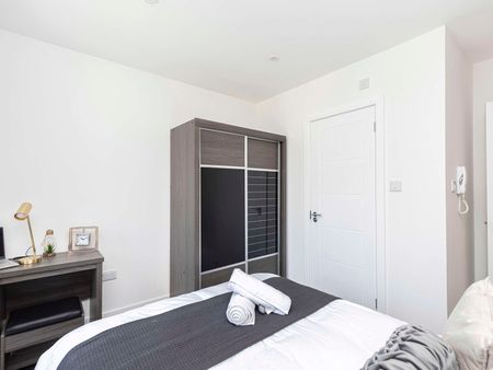 Stunning Double En-Suite Rooms & Office Area - Photo 4