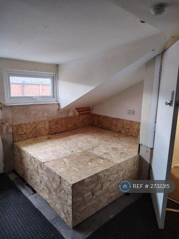 4 bedroom semi-detached house to rent - Photo 5