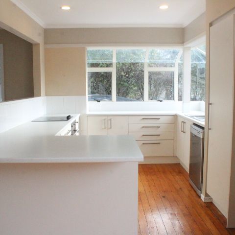 3 Bedrooms Weatherboard House in Botany Downs - Photo 2