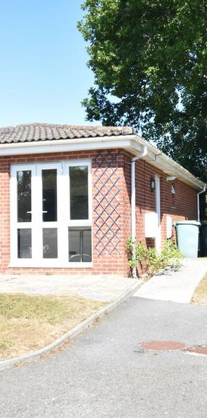 2 bedroom semi-detached bungalow to rent - Photo 2