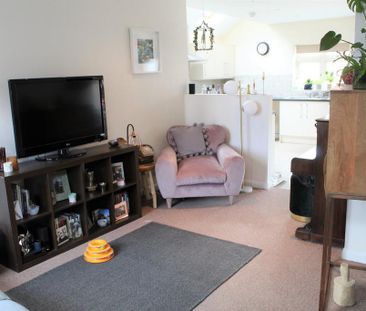 2 bedroom semi-detached house to rent - Photo 4
