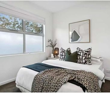 LIGHT BRIGHT 2 BEDROOM TOWNHOUSE with SECURE PRIVATE PARKING - Photo 4