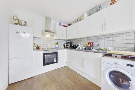 4 bedroom flat to rent - Photo 2