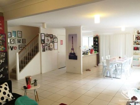 3 bedroom Townhouse available now - Photo 4