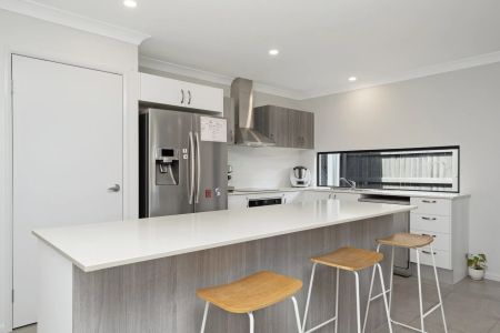 Fresh Modern Home in new quiet estate - Photo 4