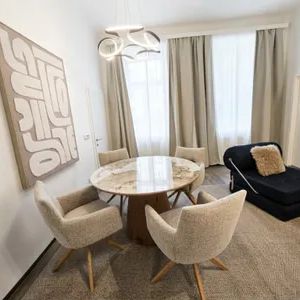 Koffer packen & einziehen: Stilvoll möblierte Altbauwohnung mit neuer Einbauküche - Photo 3
