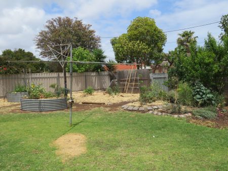 Location&comma; Location&excl;&excl;&excl; on the Outskirts of North Adelaide&excl; - Photo 4