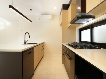 Modern Residence moments to waters edge - Photo 4