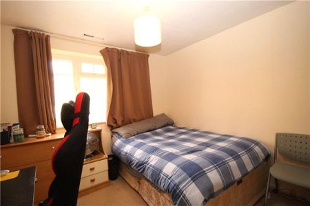 Lynwood, Guildford, Surrey, GU2 7NY - Photo 4