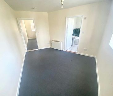 Flat to rent on - Photo 2
