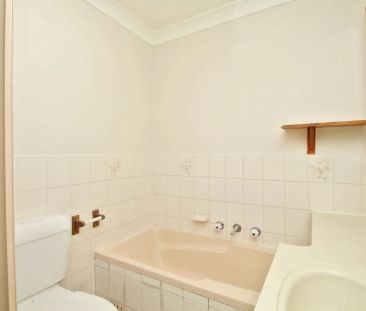 SPACIOUS 2-BEDROOM VILLA, QUIET COMPLEX, CLOSE TO SHOPS & TRANSPORT - Photo 2