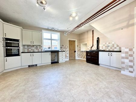 6 bedroom detached house to rent - Photo 5