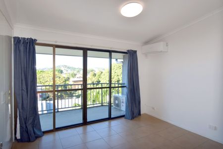 :: PARTLY FURNISHED, TWO BEDROOM UNIT IN THE HEART OF GLADSTONE - Photo 4