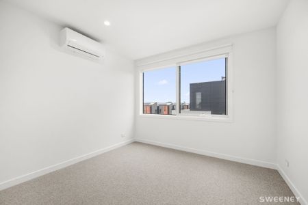 Brand new chic three level residence in prime location - Photo 4