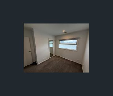 THREE BEDROOM TOWNHOUSE - Photo 4