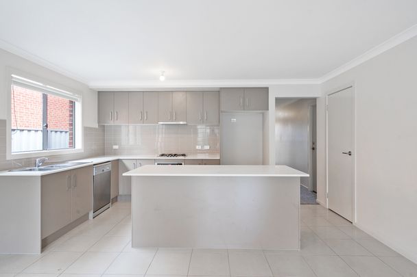10 Isabel Street, Pakenham VIC 3810 - House For Rent | Domain - Photo 1