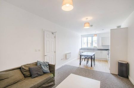 4 bedroom flat to rent - Photo 4