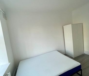 Room in a Shared Flat, Marina Court, E3 - Photo 1