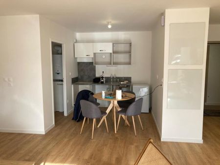 Location Appartement 4 pièces 81m² ST BENOIT 86280 - Photo 3