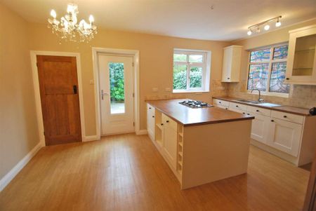 3 bedroom semi-detached house to rent - Photo 4