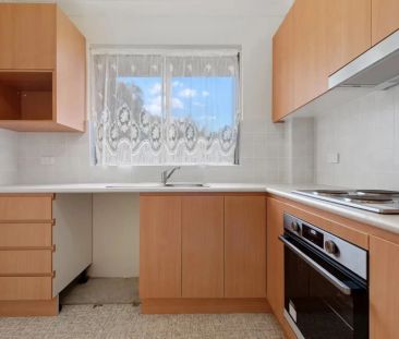 Spacious Top Floor Apartment - Photo 3