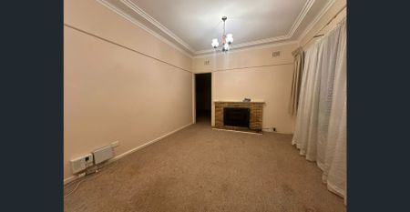 🌿 Charming 3-Bedroom Cottage in a Convenient Location – $670 per week - Photo 4