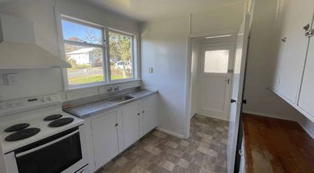 RENOVATED THREE BEDROOM: - Photo 5