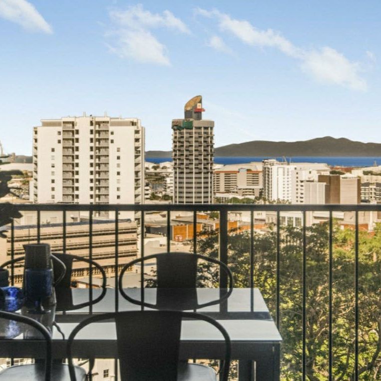 Furnished City-View Apartment with Pool, Gym and Air Conditioning - Photo 1