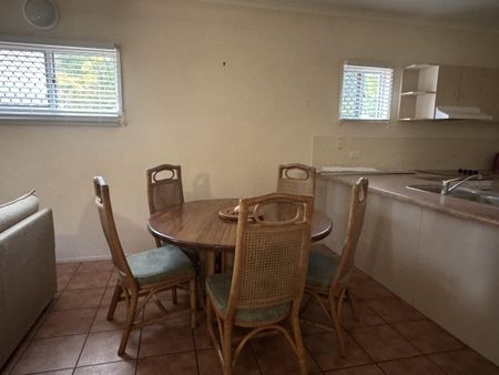 Sunlit Coastal Retreat in Hazelwood Gardens, Steps from Whitsunday Parkland - Photo 4