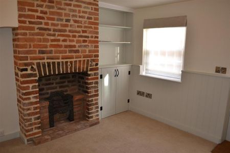 2 bedroom character property to rent - Photo 2