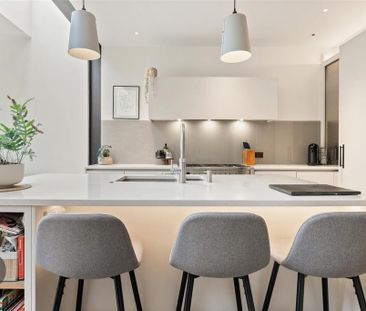 4 bedroom end of terrace house to rent - Photo 2