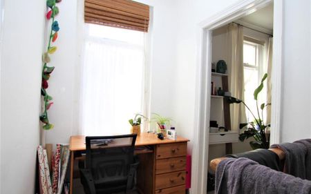 A lovely three bedroom mid-terrace house in the heart of St. Werburgh’s. Available on an unfurnished basis, open to three sharers! - Photo 3