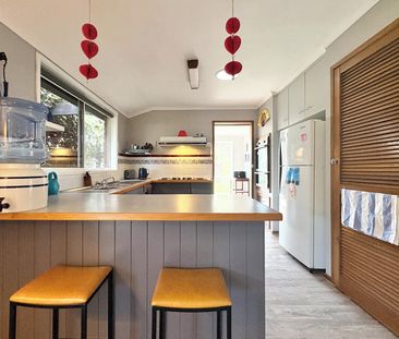 Charming Home with Stunning Gardens & Renovated Bathroom - Photo 6