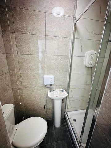 1 bedroom in a house share to rent - Photo 5