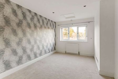 An immaculate two-bedroom cottage located on the Cookham High Street. - Photo 3