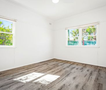 Freshly painted & featuring brand new flooring! - Photo 3