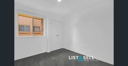 Large 4 Bedroom Home! - Photo 4