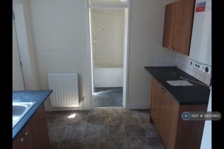 3 bedroom flat to rent - Photo 5