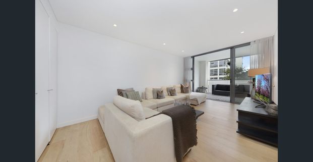 Coastal abode basking in natural light. Lift access - Photo 1