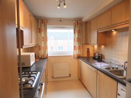 3 bedroom flat to rent - Photo 4